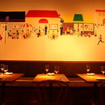 オストレア oysterbar&restaurant - シックな店内にふと壁のイラストを見つけるとほっとします。