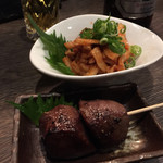 縁家 - 2015.1. つきだしのタントロ炙り串とダイコンキムチ