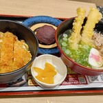 資さんうどん - 選べるしあわせセット(ミニ肉ごぼ天うどん)ミニぼた餅付き999円。