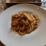 トラットリア カンパーナ ジロウマル - 手前のトマトソースのパスタ