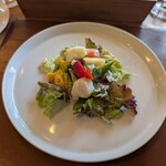 トラットリア カンパーナ ジロウマル - いつもの美味しいサラダ（いちごもあるでよ）