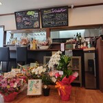 スペインバル PALLO - オープン時にいただいた花と店内の写真です。店内温かい雰囲気でゆったりお楽しみいただけます。