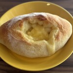 タクパン - チーズパン(名前忘れましたが2種類のチーズに程よい硬さのパン！12cmのお皿からはみ出るくらいのバグな大きさ)