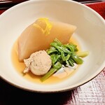 うかい鳥山 - 聖護院大根がホロホロ、良く味が染み箸で切れるほど…ウズラのミンチの団子、セリは春の香りを運んで来るよう