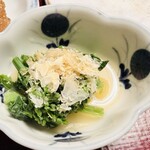 うかい鳥山 - ツボミ菜おひたし、トッピングは鶏肉を削り節にした物