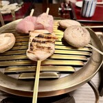 うかい鳥山 - この下には立派な備長炭があり、遠赤外線で顔が熱くなりました。