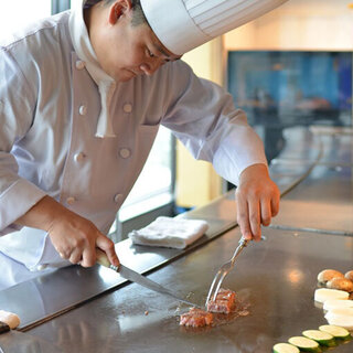 焼き手シェフの技術とともに、最上級のお肉をお客さまの目の前で最高の焼き加減で提供