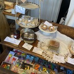 Bake & Deri 厨 - 美味しいお菓子が並んでます。その中にクレヨンもいろいろ〜。作家さんの委託品です！