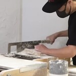 手打ち正麺 Hachimitsu - 手切り風景