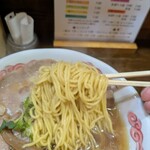 支那そば 僉 - ツルツルな麺肌✨️