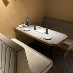 炭火串焼 鶏魚 - テーブル席