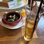 上高地あずさ珈琲 伊川谷店 - アイスティーを頼むと大きくてスリムなグラスで来ました