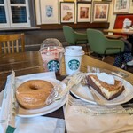 スターバックス・コーヒー - ラインギフトがあるので1番高いドリンクカカオ＆ストロベリームースフラペチーノ730円とナッツ＆キャラメルチーズケーキ510円を頼みました(^o^)