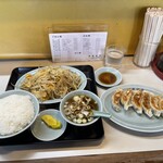 銀華飯店 - 料理写真:玉子野菜炒め520円+ギョーザ380円+ライス160円