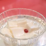 中国料理 長江宴 - 自家製杏仁豆腐。なんと豆乳で作られています。健康志向のご家族が経営されているので、どこまでも体に優しいお料理たちです。甘さも控えめ、お口直しにぴったりな量で完食です。