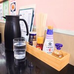 味楽 - 卓上常備。ティッシュは椅子に掛けられています。