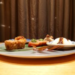 Az/ビーフン東 - 前菜5種盛り合わせ(①金時人参とXO醤、②蒸し鶏とごま醤油、③五島列島のハガツオと椒麻(ジャオマー)、④海老芋のフリット、⑤かぶらと麻辣ソース)