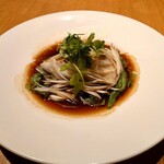 Az/ビーフン東 - 鮮魚の蒸し物(五島列島の目鯛、底に湯引きのレタス、ネギ油と醤油のソース、パクチー)