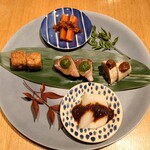 Az/ビーフン東 - 前菜5種盛り合わせ(①金時人参とXO醤、②蒸し鶏とごま醤油、③五島列島のハガツオと椒麻(ジャオマー)、④海老芋のフリット、⑤かぶらと麻辣ソース)