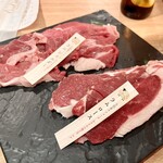 士別成吉思汗 すすきの店 - （左）ラムレッグ（右）ラムバラカルビ