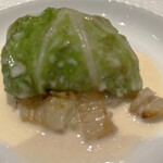 カランドリエ - カナダ産オマールエビの白菜包み、クリームソース