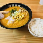 伊藤商店 - 白の辛味噌ら〜めんにライス