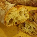 パサージュ ア ニヴォ - こちらのバゲットは気泡が大きい