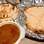 スミトラ アジアン ダイニング - チーズナンとポークマサラ、プレーンナン