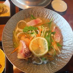 炉端炭火ダイニング海 - 2025年の｢鯛釜飯膳鯛づくし｣マイヤーレモン鯛鍋（加熱中）