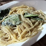 アジト - ローストチキンとカーボロネロのゴルゴンゾーラクリーム