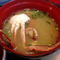 稚加榮 本店 - 蟹の味噌汁 白味噌で甘めですが出汁がきいていて美味しいです。