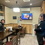 炭火焼き鳥おあんつぁん - 常連さん1 と、ママさん。この後常連さん2が隣席に現れ、もうグダグダ飲み会スタート