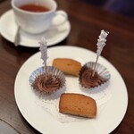 サンパティック - フィナンシェとメレンゲクッキー？: 最後の最後はこちらの焼き菓子。手の抜き所がない