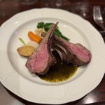 サンパティック - 子羊のロースト: この海苔？のソースが絶品。塩味が心地よい。骨の近くってほんと美味しいよねぇ( ¯⌓¯ )