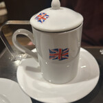 ロンドンティールーム - 茶漉しとコップが一体化したロンドンティールームオリジナルのティーマグ。国旗の模様がかわいい。