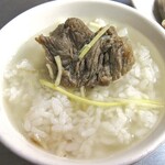 王家祖伝本産牛雑湯 - 「牛雜湯」のスープを「白飯」にかけて