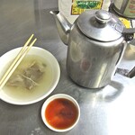 王家祖伝本産牛雑湯 - ポットに入った おかわりスープ