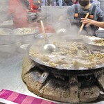 王家祖伝本産牛雑湯 - 巨大鍋で煮込まれる牛モツ