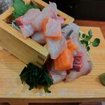 Shizuoka Oden Seafood Washoku Izakaya Gottsuan Desu. - 色彩丰富的海鲜盛装。三位数！