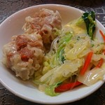 四川料理 川府 - セルフの小菜　野菜の和え物とシュウマイ