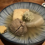 KAN - おでん盛り合わせ。聖護院大根にいわしつみれにモッツァレラ餅巾着。出汁が美味いとあらゆる具材が美味しく感じられる。