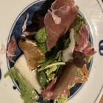 KAN - 生ハムと焼きみかんと白菜と壬生菜のサラダ。焼いたみかんがこんなに生ハムと合うなんて。素晴らしい学びを得られた一品。