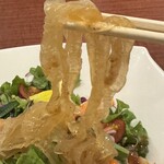 静岡四川飯店 - サラダの麺リフト