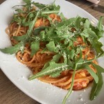 タベルナ・バルボーネ - 自家製サルシッチャとルッコラセルヴァチカプロヴォーラチーズのトマトソーススパゲティ