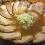 麺と鉄板焼き つづら - 視覚を奪う、２００グラムの "肉の花びら" 