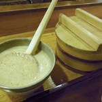 丸子亭 - 自然薯とお櫃に入った麦ご飯