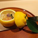 銀座 しのはら - 香り華やぐ三宝柑で車海老とホタテをジュレ寄せ。