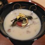 銀座 しのはら - 白味噌のお椀は海老芋、金時人参、ごぼう、神馬草。動物性たんぱくがなくても味わい深いお椀に仕上げる。しのはらの手腕。