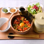 韓国風サーモンポキごはんセット～特製お出汁のお茶漬け、サラダ付き