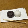塩瀬総本家 - 黒い方が「兜饅頭」、白い方が「塩瀬饅頭」です。